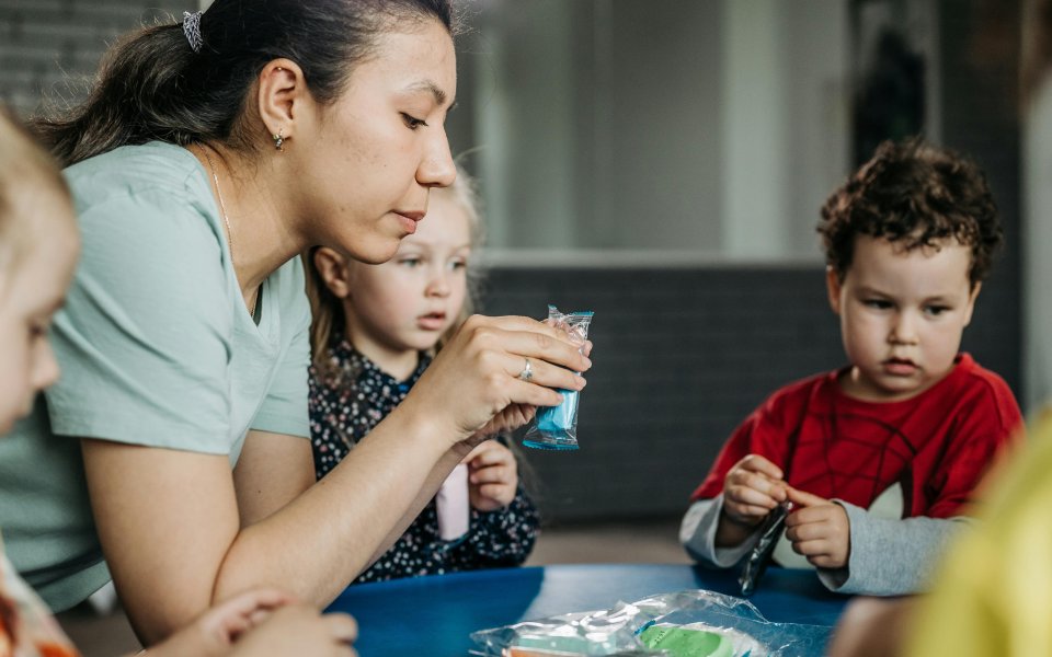 Brusselleer wil laaggeletterde ouders versterken zodat ze hun kinderen beter kunnen volgen en stimuleren op school. Tegelijk wil het centrum ingaan op vragen van scholen aan ouders om ook thuis hun kinderen te ondersteunen.