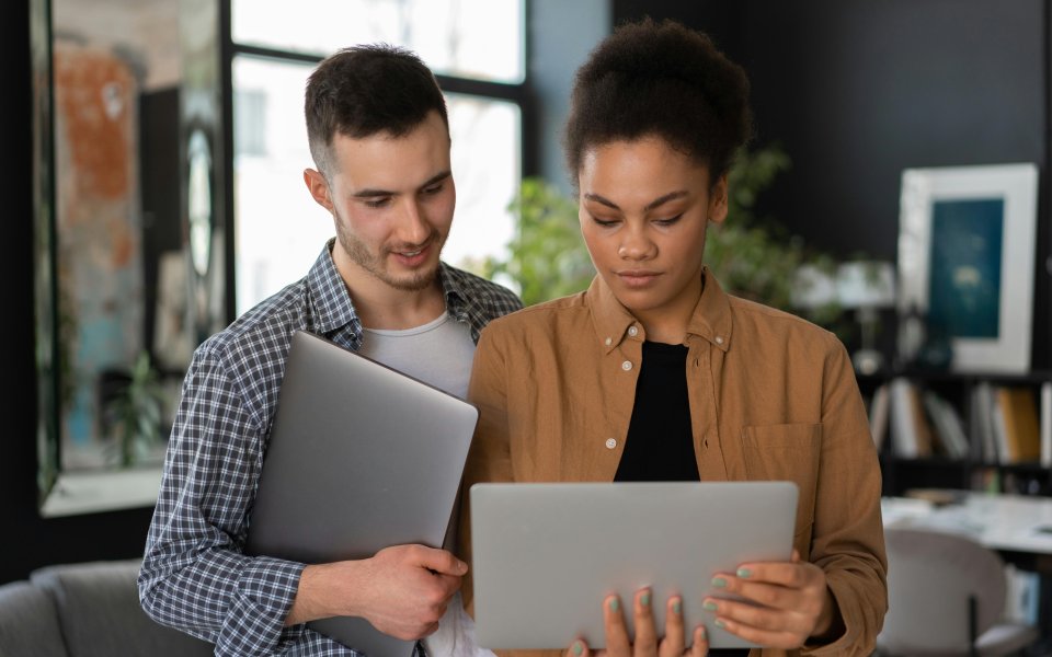 man-en-vrouw-kijken-samen-naar-laptop