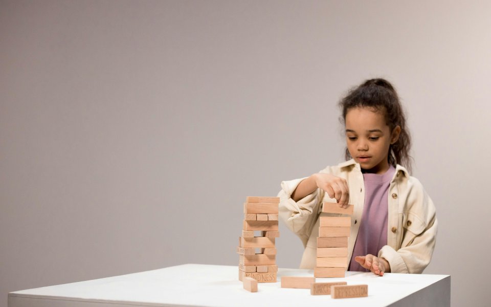 meisje-bouwt-blokkentoren