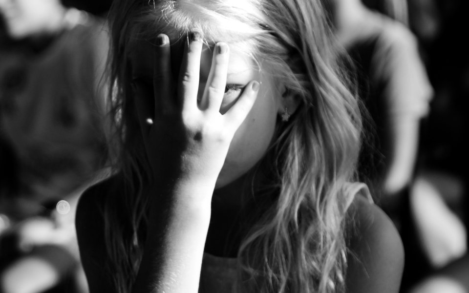 meisje houdt hand voor haar hoofd