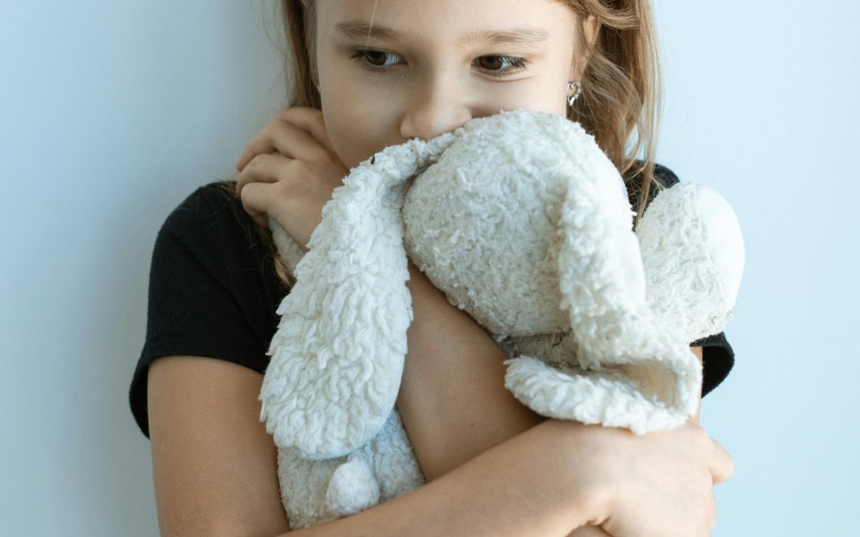 meisje knuffelt knuffelbeer