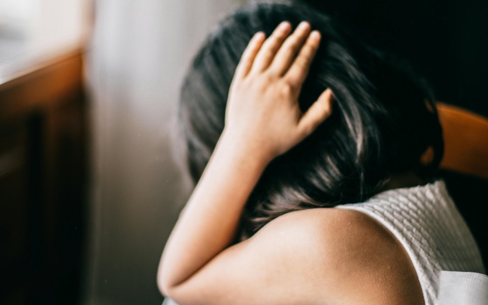 meisje-met-handen-over-gezicht