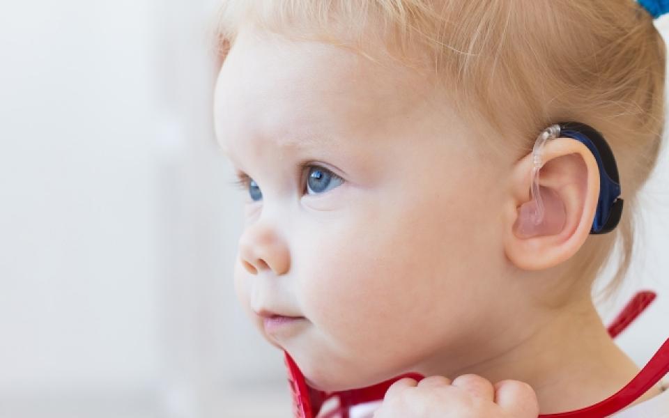 Nieuwsbericht Opgroeien Meisje met oorapparaat