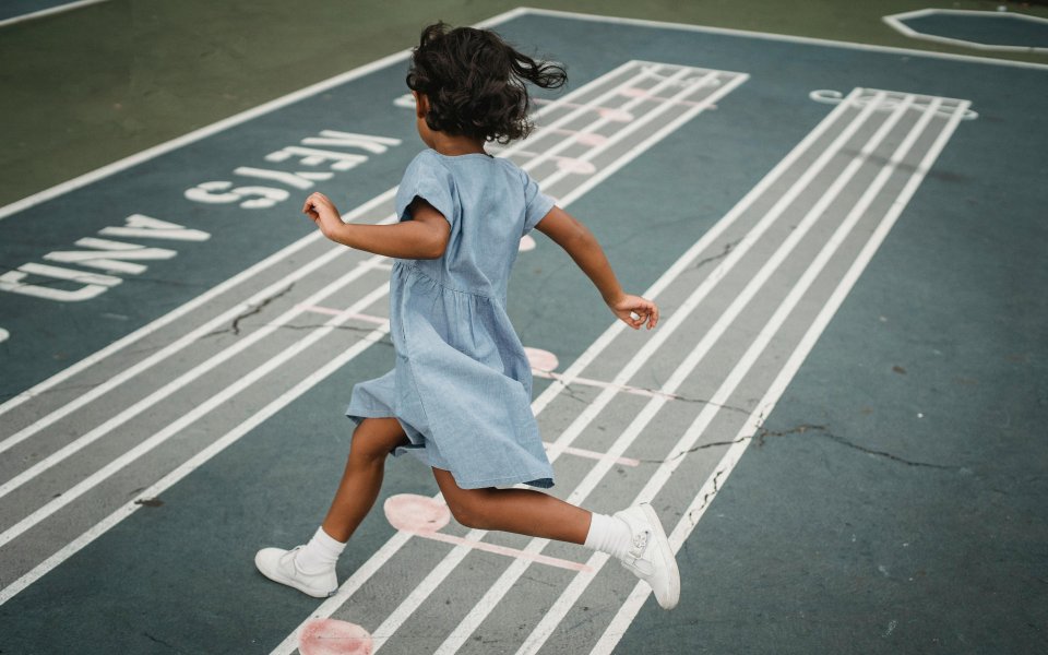 meisje-rent-over-een-speelplaats