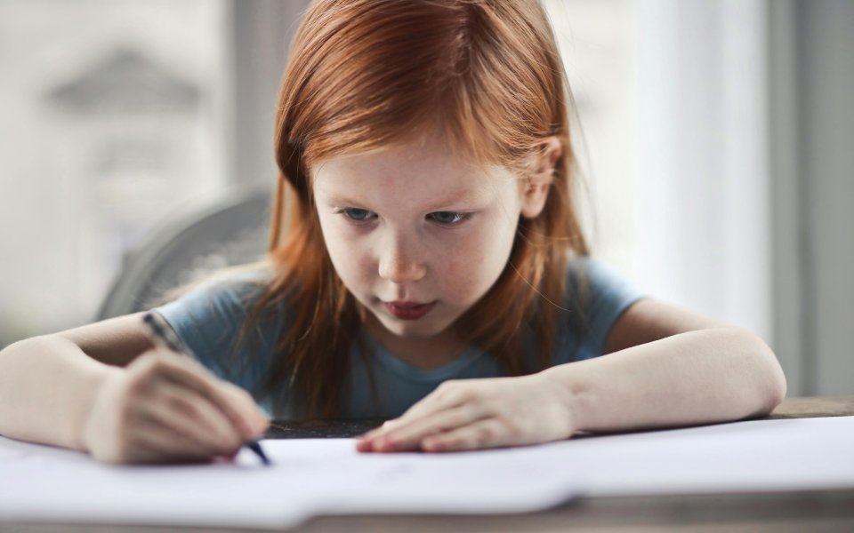 meisje-schrijvend-in-schrift