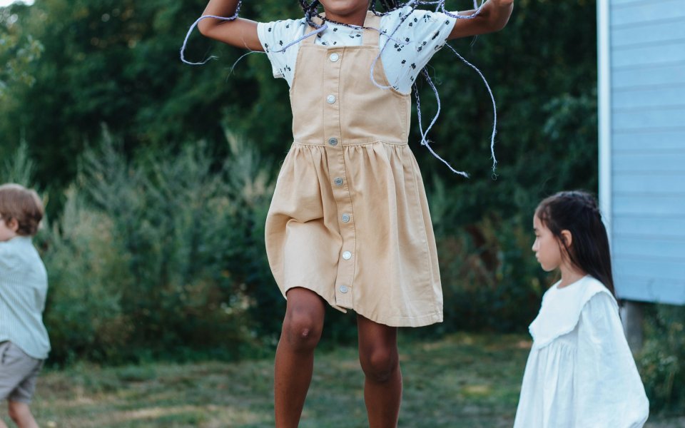Meisje springt op trampoline