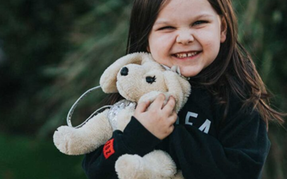 OverHoop meisje knuffelt knuffel