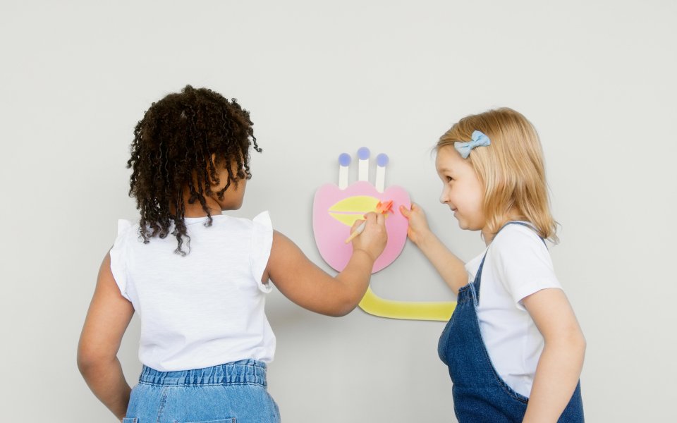 meisjes-tekenen-bloem-op-muur