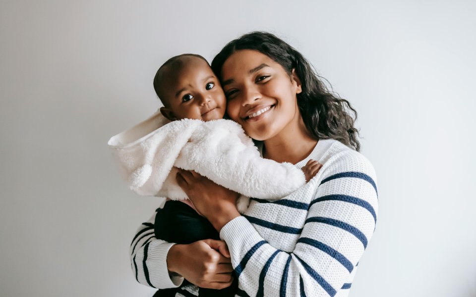 Mama die baby knuffelt