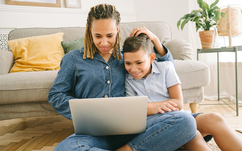 moeder-en-zoon-kijken-samen-op-laptop