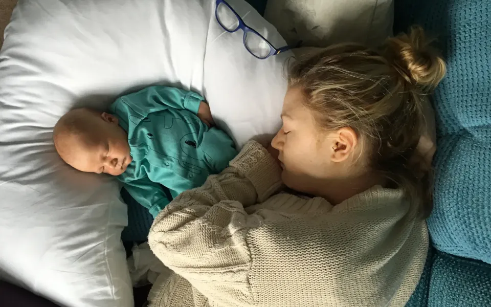 mama slaapt met pasgeboren baby_7de hoek