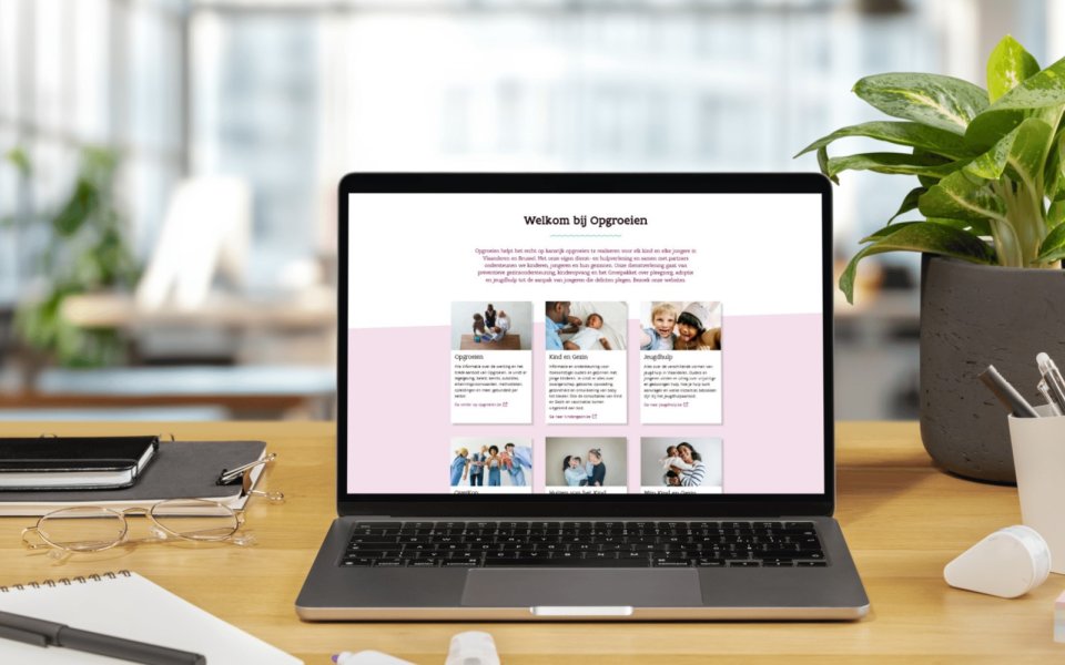 Nieuwsbericht Opgroeien nieuwe website opgroeien.be wordt getoond op een laptop op een bureau