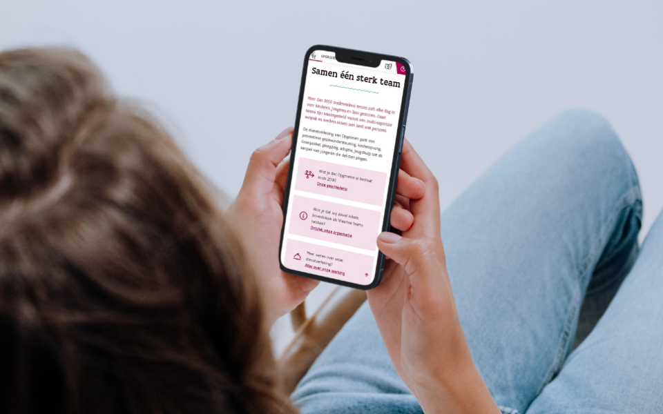 vrouw bekijkt landingspagina Over Opgroeien op smartphone