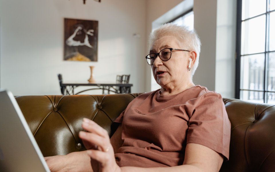 oma met laptop op schoot
