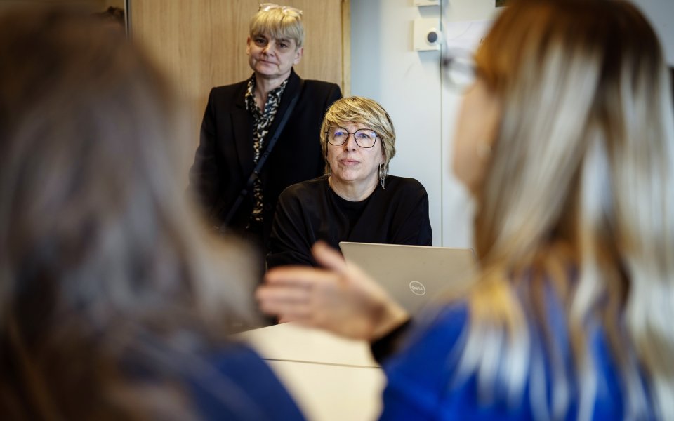 Nieuwsbericht Opgroeien Caroline Gennez tijdens persmoment capaciteitsbeheersysteem jeugdhulp Opgroeien