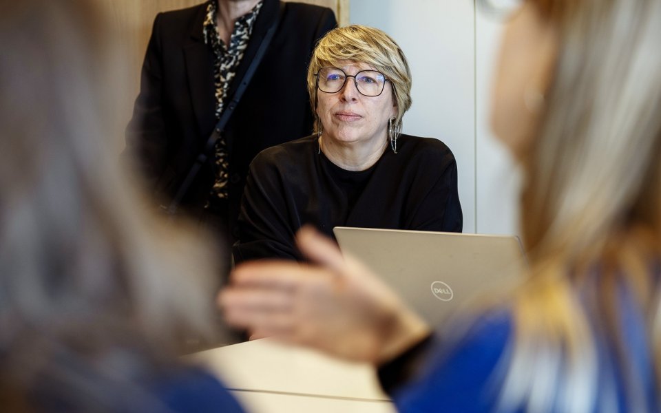 Minister van Welzijn Caroline Gennez tijdens persmoment capaciteitsbeheersysteem jeugdhulp Opgroeien