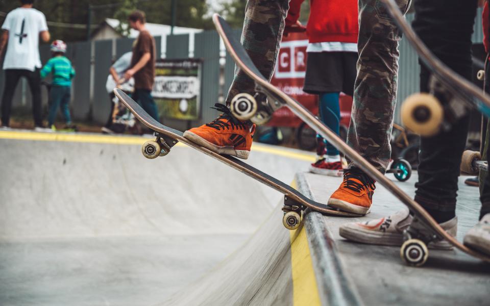 jongeren met skateboard in skatepark