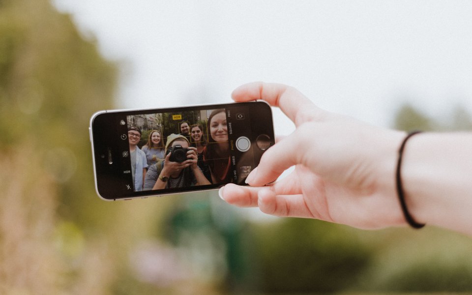 Jongeren maken selfie met smartphone
