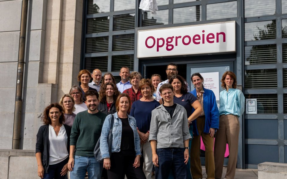 Nieuwsbericht Opgroeien opgroeien toont wit laken als verzet tegen armoede