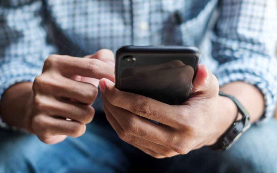 jongen met smartphone in handen