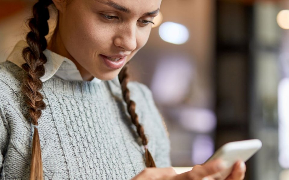 Nieuwsbericht Opgroeien meisje met smartphone