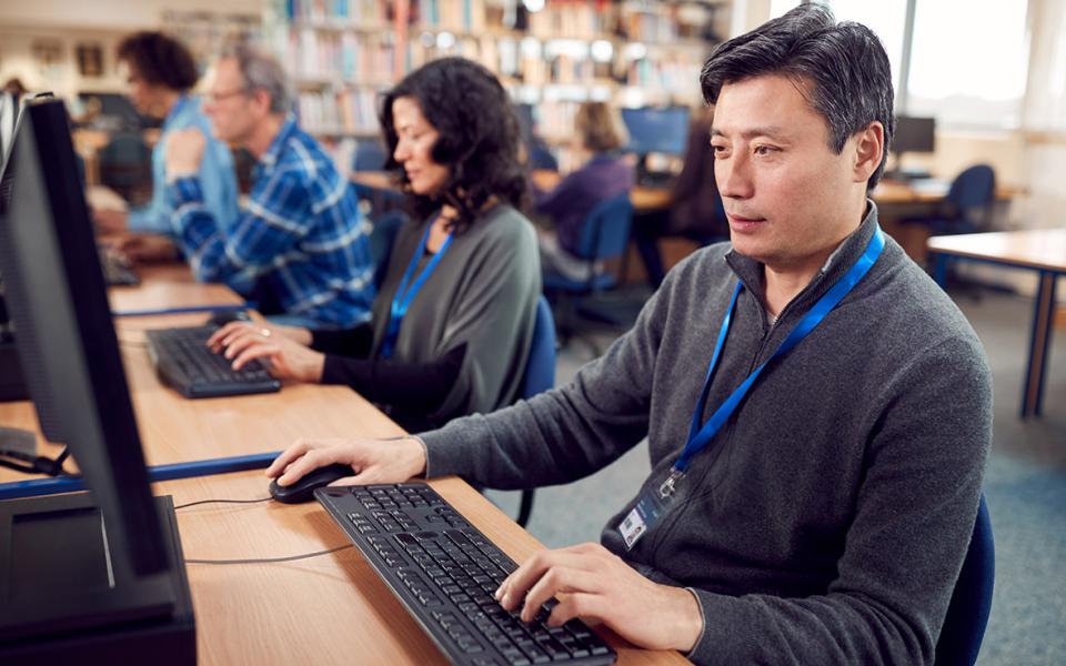 man volgt opleiding op pc