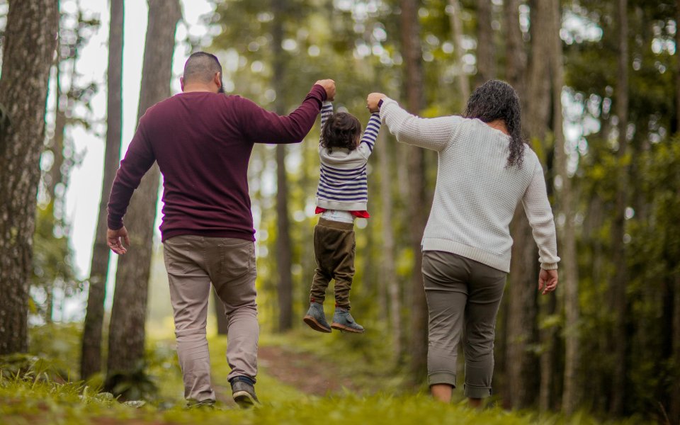 ouders-wandelen-in-bos-en-tillen-kleuter-op