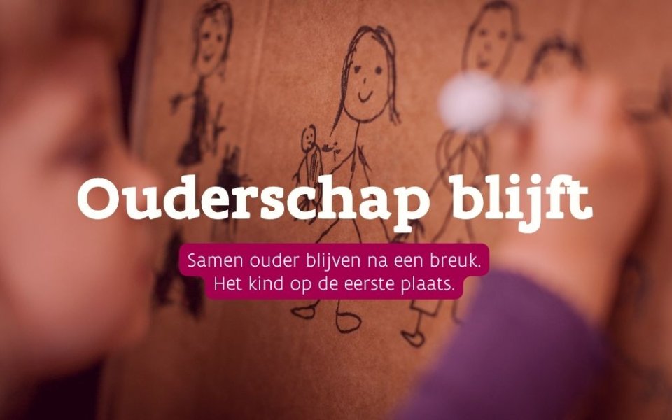 Nieuwsbericht Opgroeien Ouderschap blijft - kind maakt tekening gezin