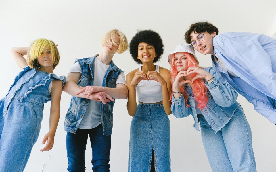 Multiculturele groep jongeren die samen ontspannen