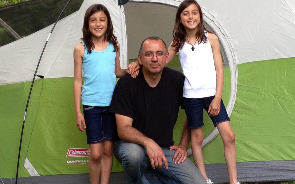 papa met  dochters voor een tent