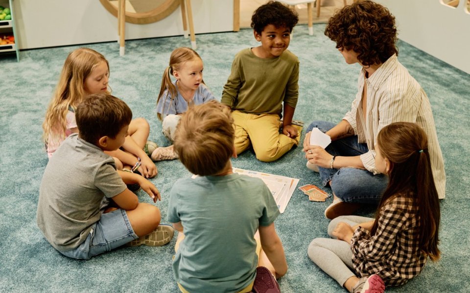 Vrouw bevraagt groep kinderen