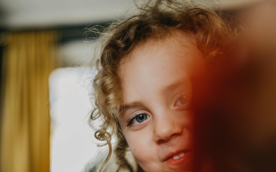 peuter-die-ondeugend-lachend-komt-piepen