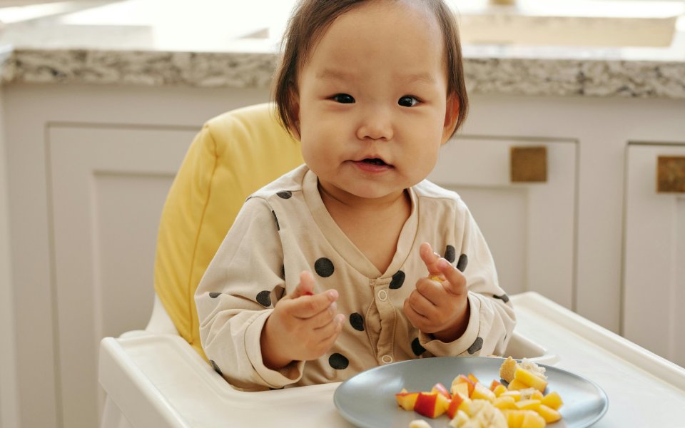 peuter eet van fruitbordje