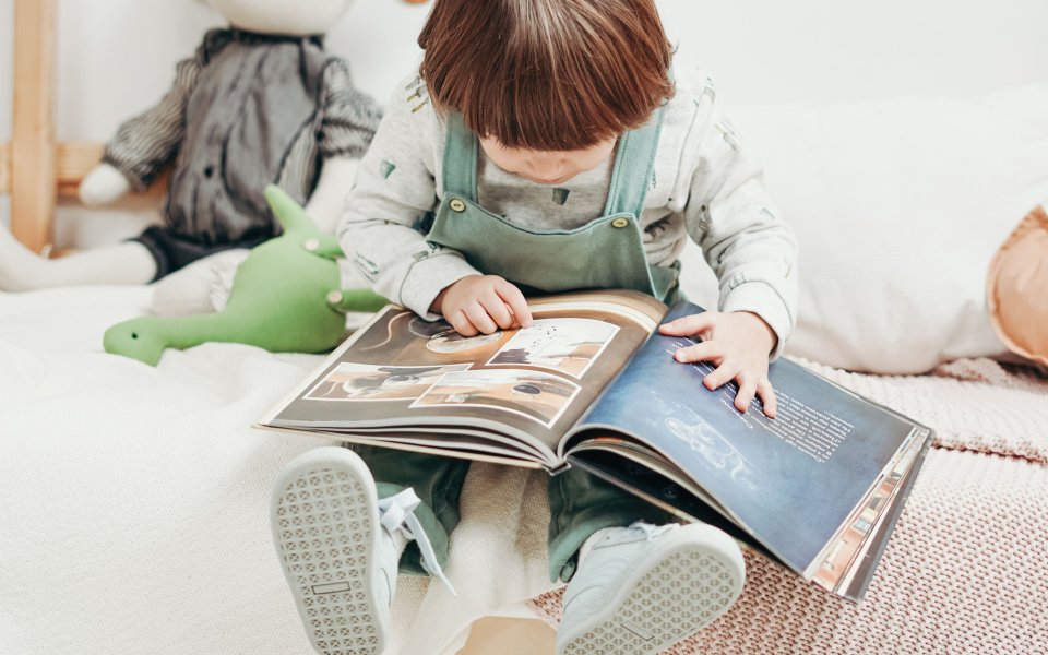 peuter leest knuffel op achtergrond