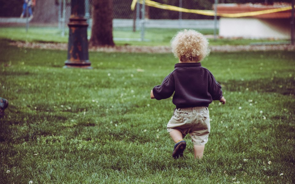 peutertje-loopt-over-grasveld