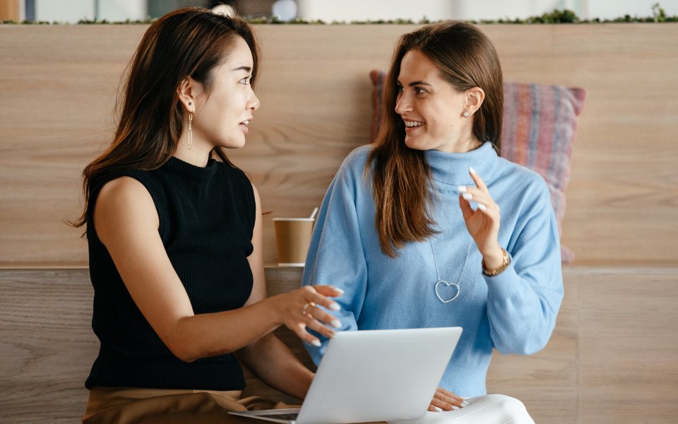 2 vrouwen aan laptop