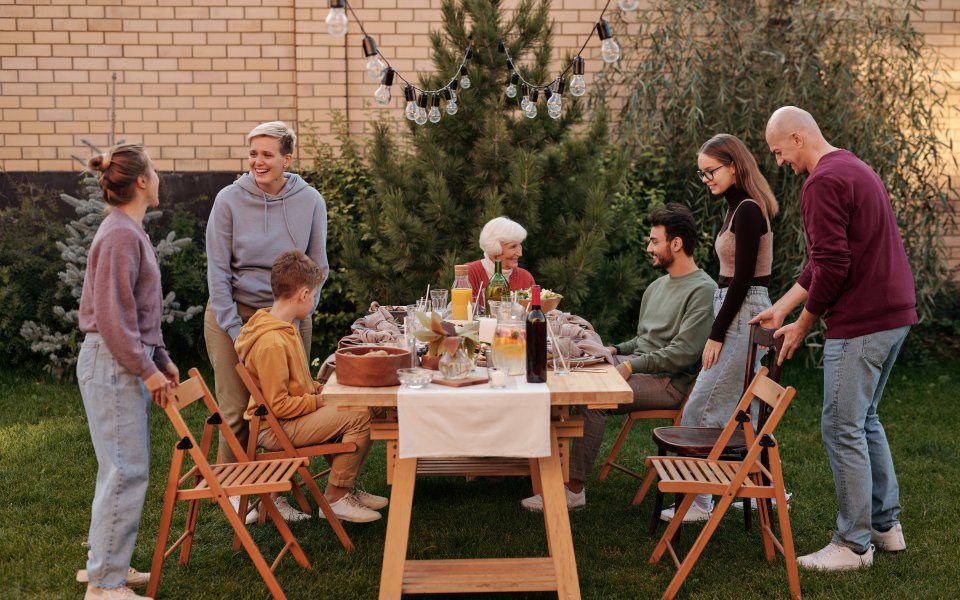 verschillende gezinnen aan tafel