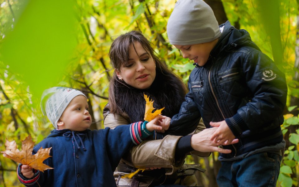 moeder met 2 kinderen in het bos