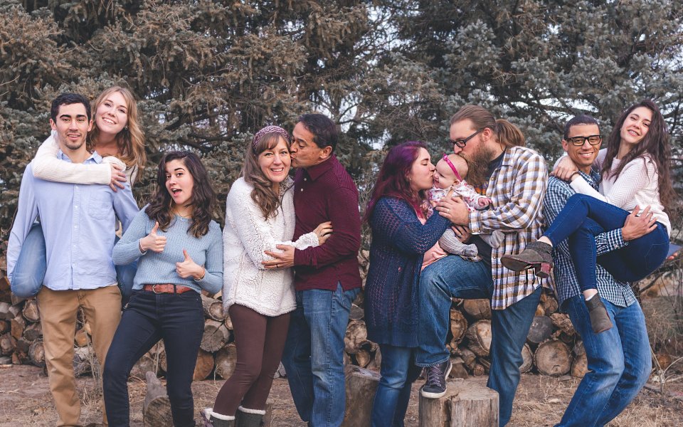 veel volwassenen en 1 baby