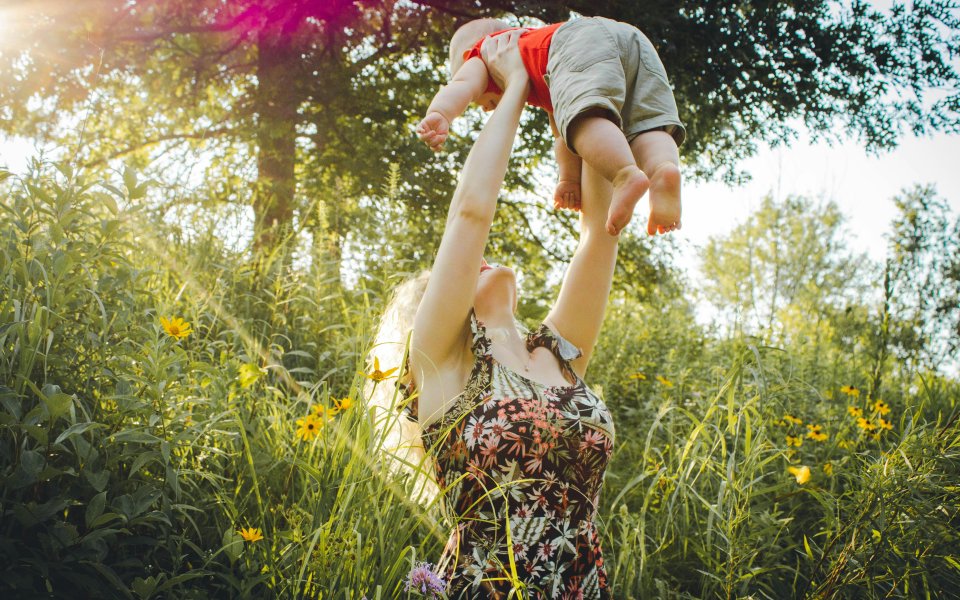 mama gooit baby in de lucht
