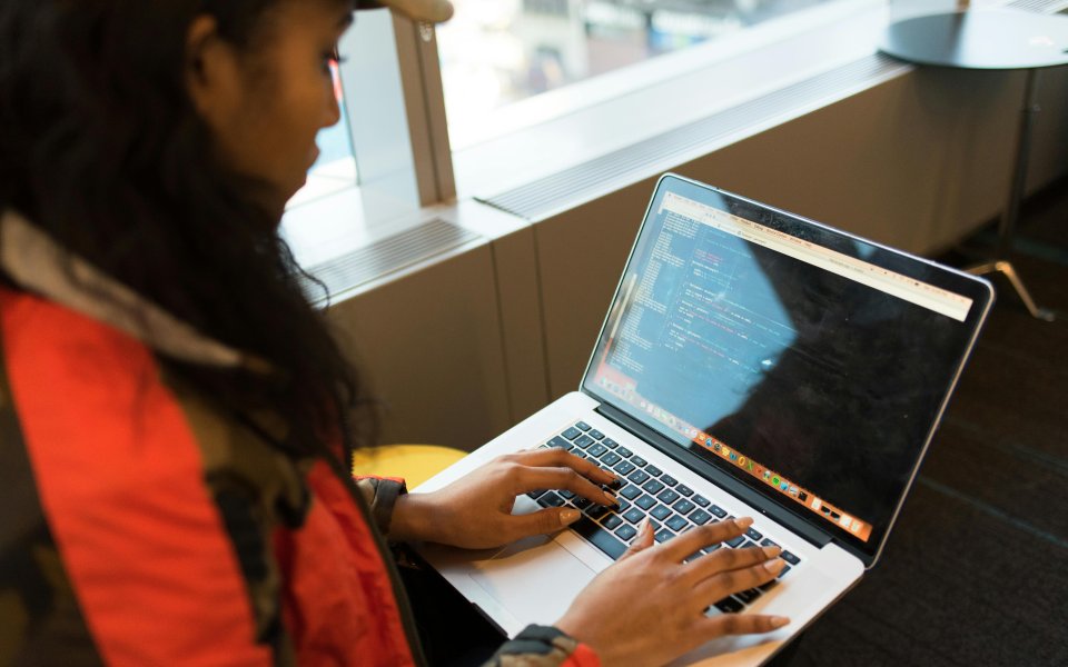 mevrouw werkt op laptop