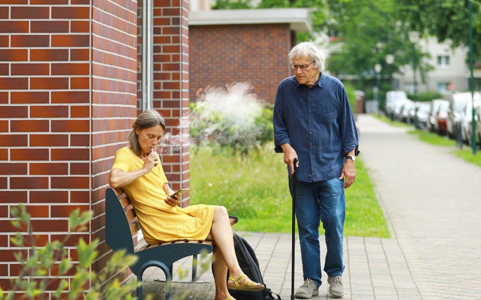 oude man en buurvrouw