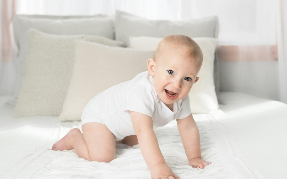 kruipende, lachende baby
