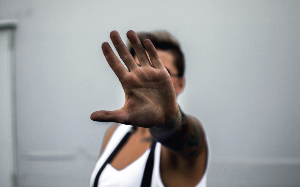 uitgestoken hand dat stop symboliseert 