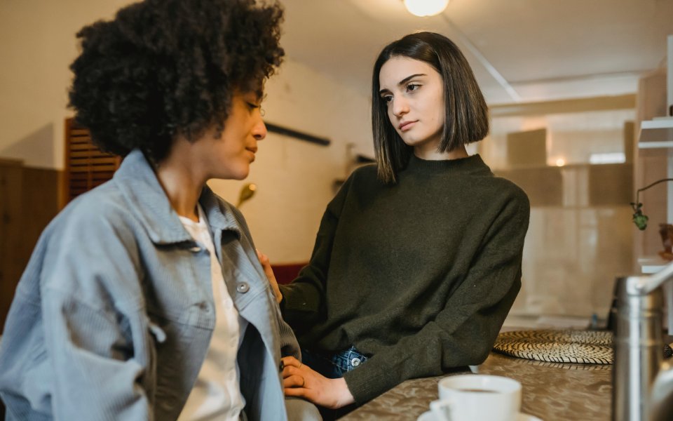 2 vrouwen die het goed maken