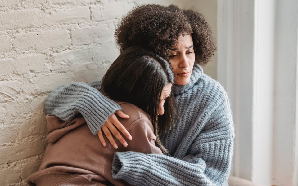 2 vrouwen troosten elkaar
