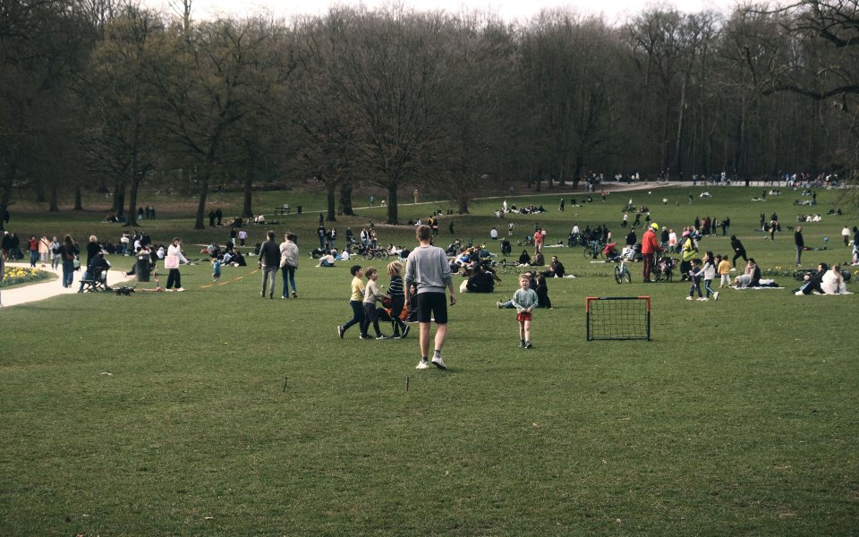 mensen en kinderen in park