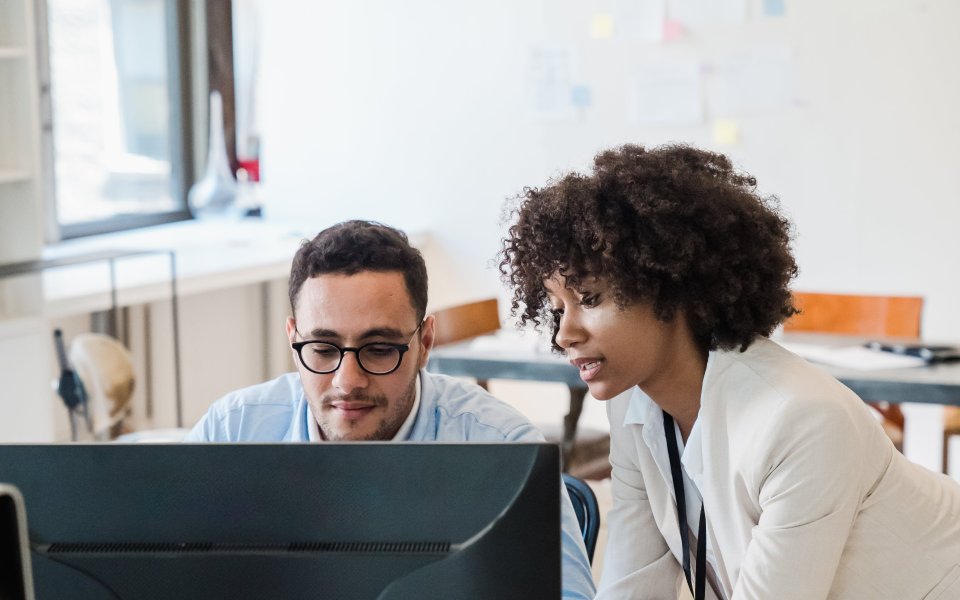 man en vrouw samen achter computer