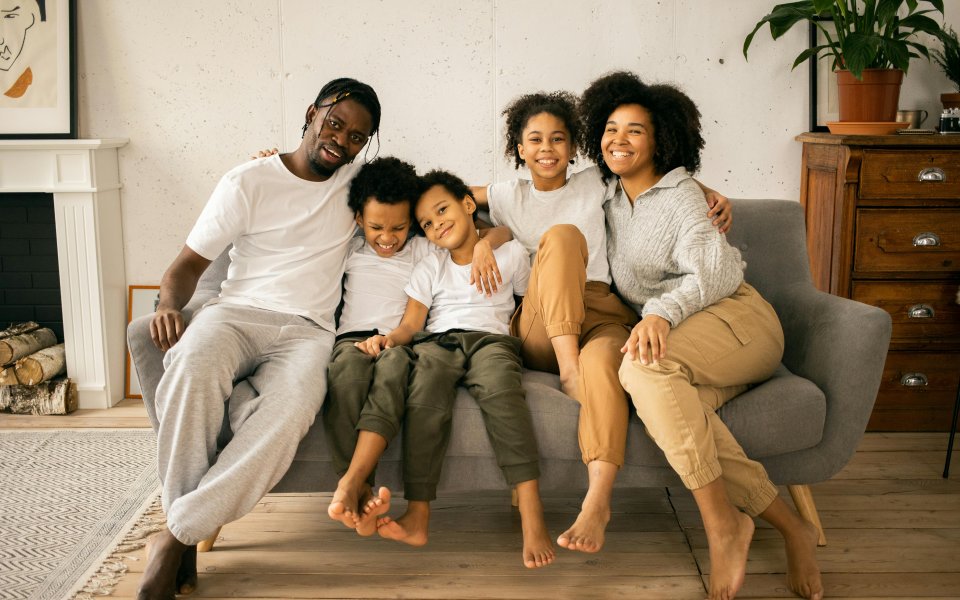 gezin met 3 kinderen, samen in een zetel