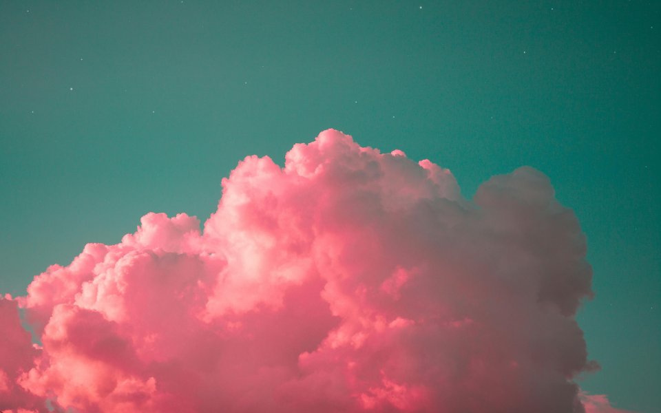 roze wolk tegen groenachtige lucht
